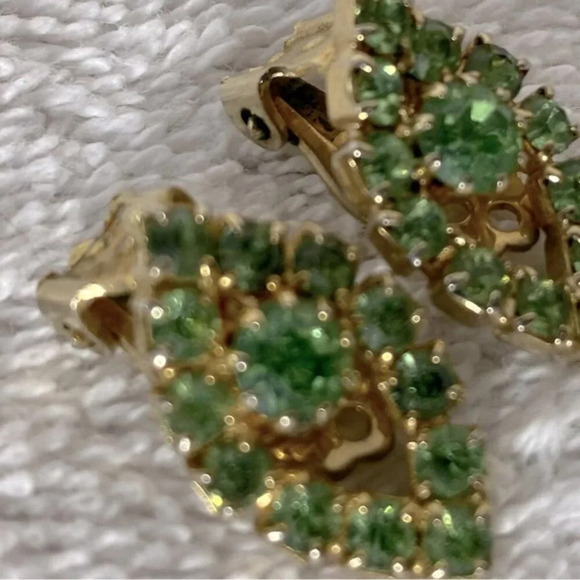 Vintage Gold Tone W Green Gems Clip On  Earrings Costume Jewelry - Picture 3 of 6